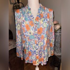 Ruby Rd floral button down top. EUC w extra button 🌸